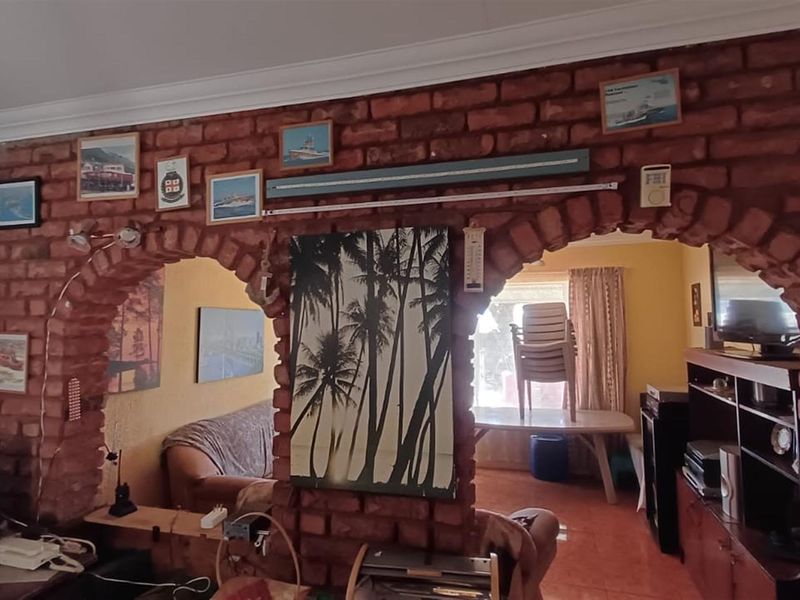 Neat 3‐Bedroom Family Home with Double Garage, Patio and Splash Pool - Photo 8