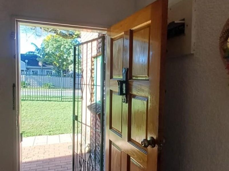 Neat 3‐Bedroom Family Home with Double Garage, Patio and Splash Pool - Photo 7