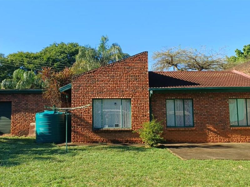Neat 3‐Bedroom Family Home with Double Garage, Patio and Splash Pool - Photo 4