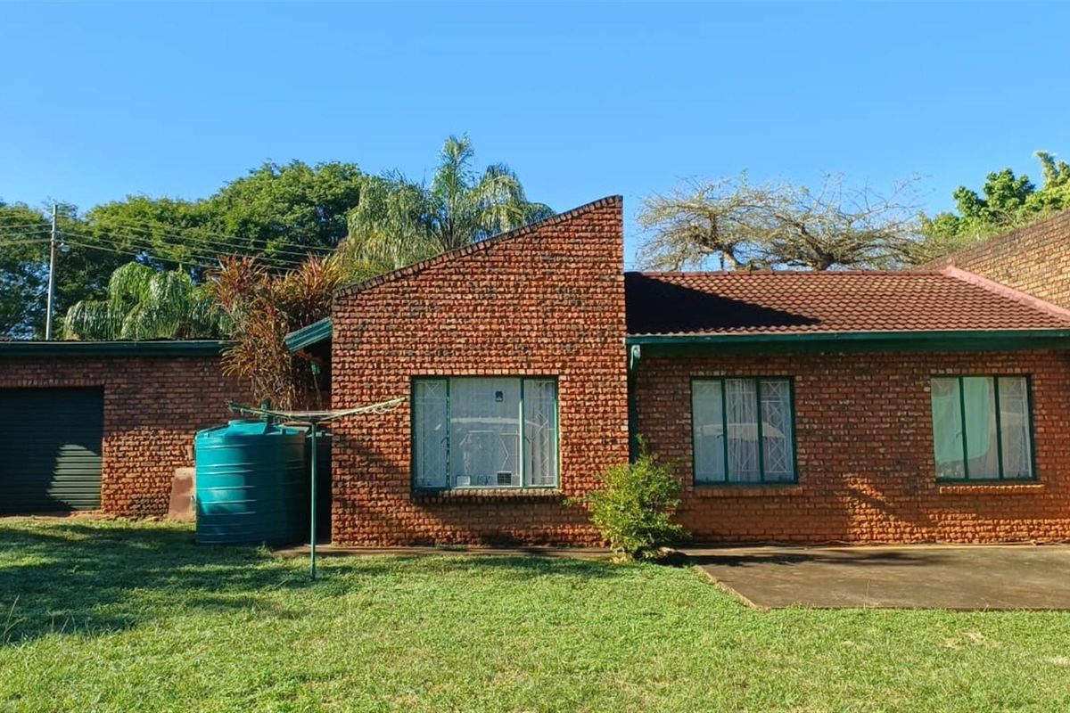 Neat 3‐Bedroom Family Home with Double Garage, Patio and Splash Pool - Photo 4