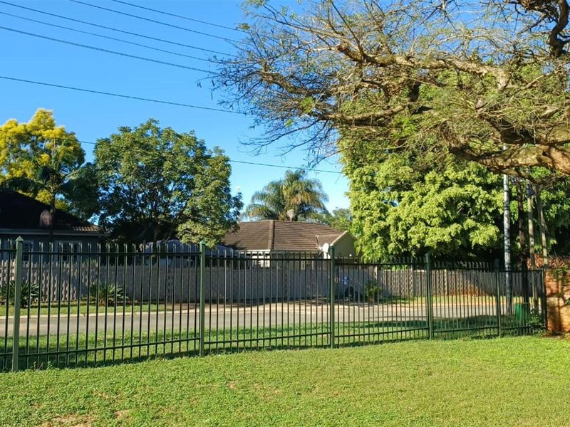 Neat 3‐Bedroom Family Home with Double Garage, Patio and Splash Pool - Photo 3
