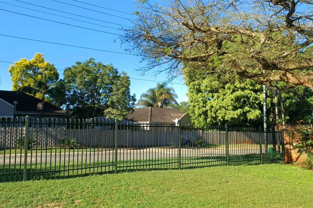 Neat 3‐Bedroom Family Home with Double Garage, Patio and Splash Pool - Photo 3