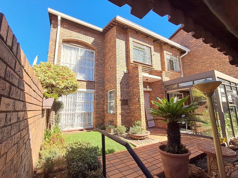 3 Bedroom Townhouse For Sale in Zwartkop Centurion Gauteng - Photo 2