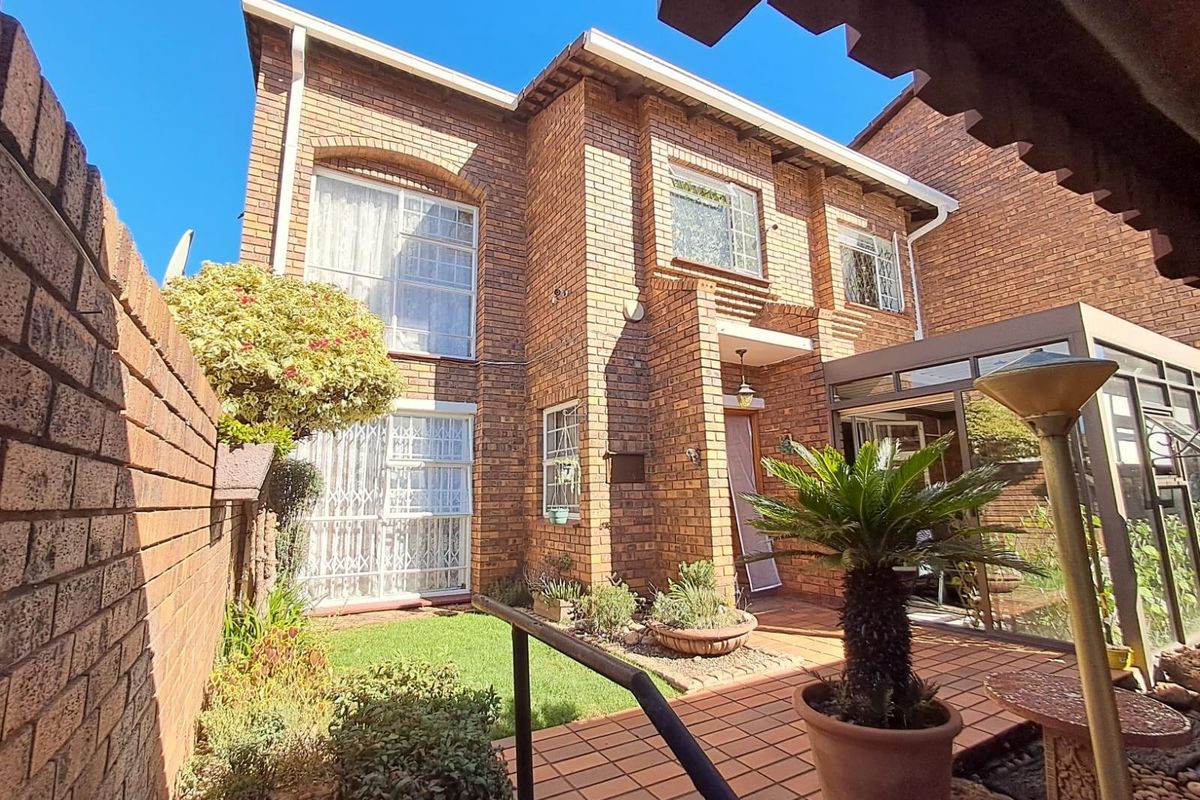 3 Bedroom Townhouse For Sale in Zwartkop Centurion Gauteng - Photo 2