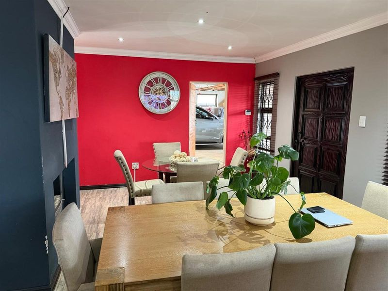 4 Bedroom House To Rent in Kibler Park, Johannesburg - Photo 9