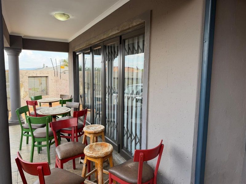 4 Bedroom House To Rent in Kibler Park, Johannesburg - Photo 8