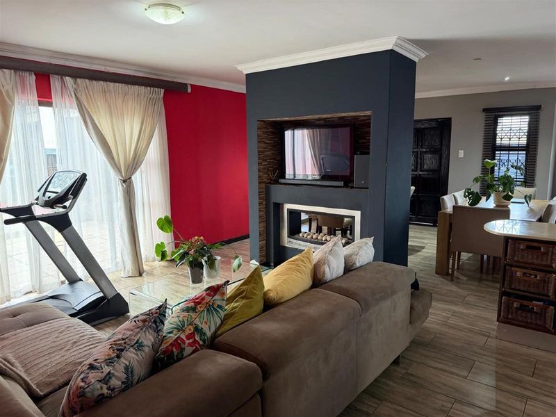 4 Bedroom House To Rent in Kibler Park, Johannesburg - Photo 7