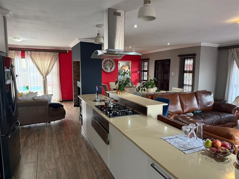 4 Bedroom House To Rent in Kibler Park, Johannesburg - Photo 6