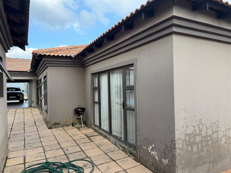 4 Bedroom House To Rent in Kibler Park, Johannesburg - Photo 3