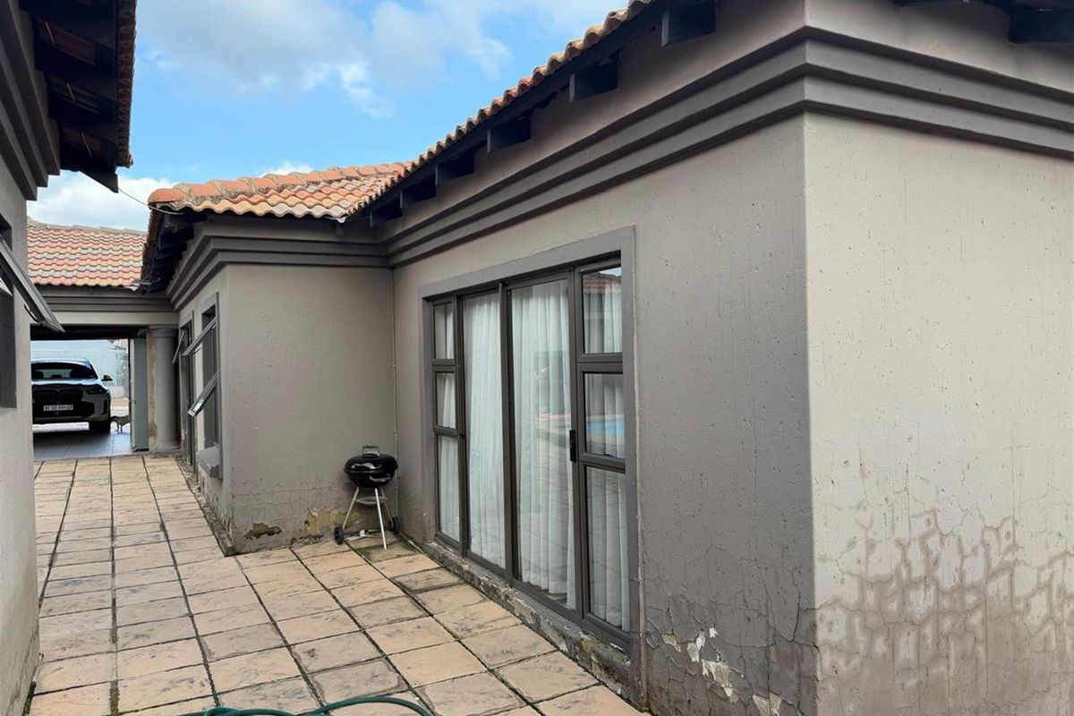 4 Bedroom House To Rent in Kibler Park, Johannesburg - Photo 3