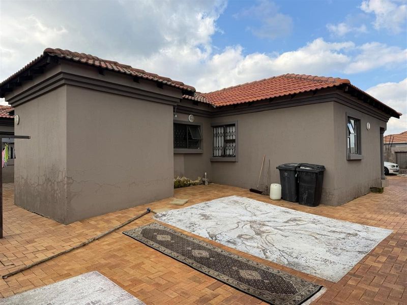 4 Bedroom House To Rent in Kibler Park, Johannesburg - Photo 5