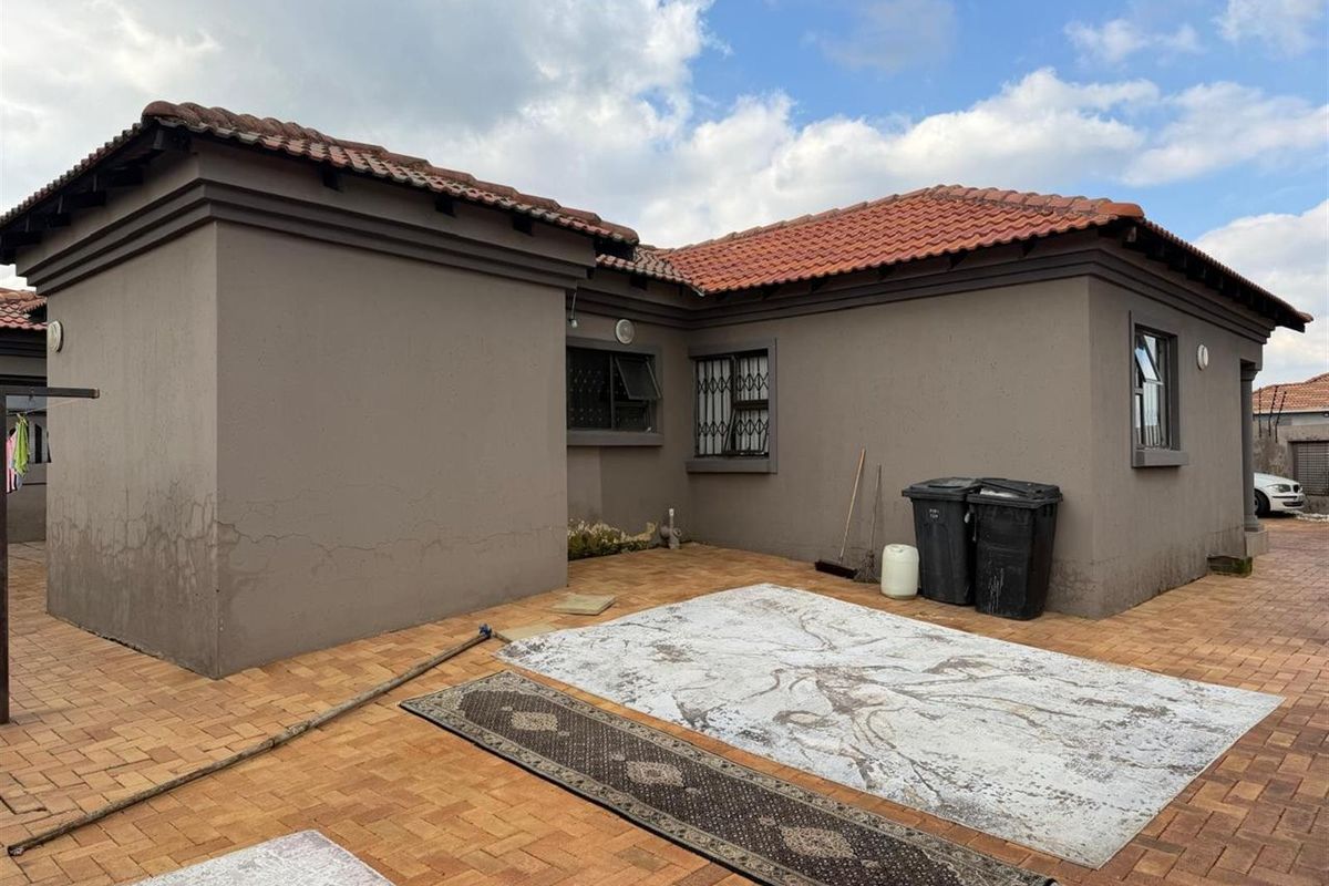 4 Bedroom House To Rent in Kibler Park, Johannesburg - Photo 5