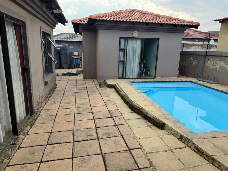 4 Bedroom House To Rent in Kibler Park, Johannesburg - Photo 2