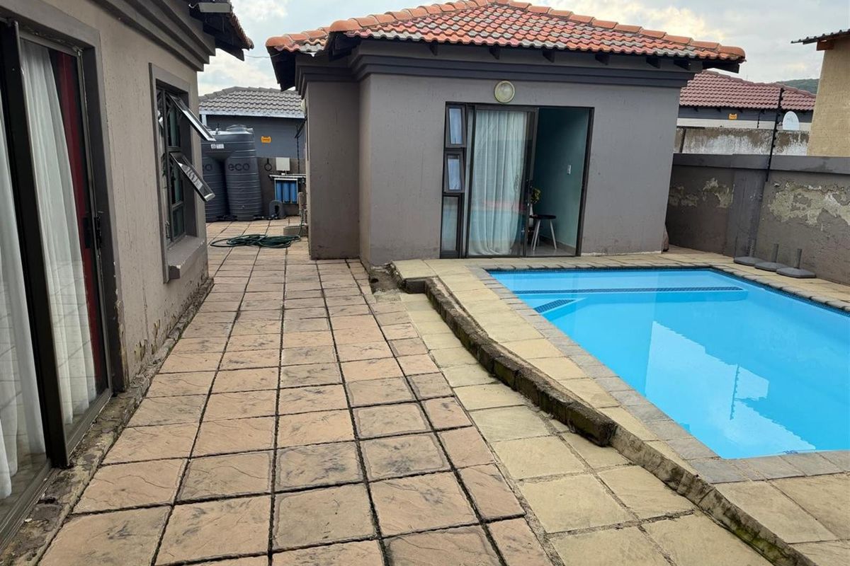 4 Bedroom House To Rent in Kibler Park, Johannesburg - Photo 2