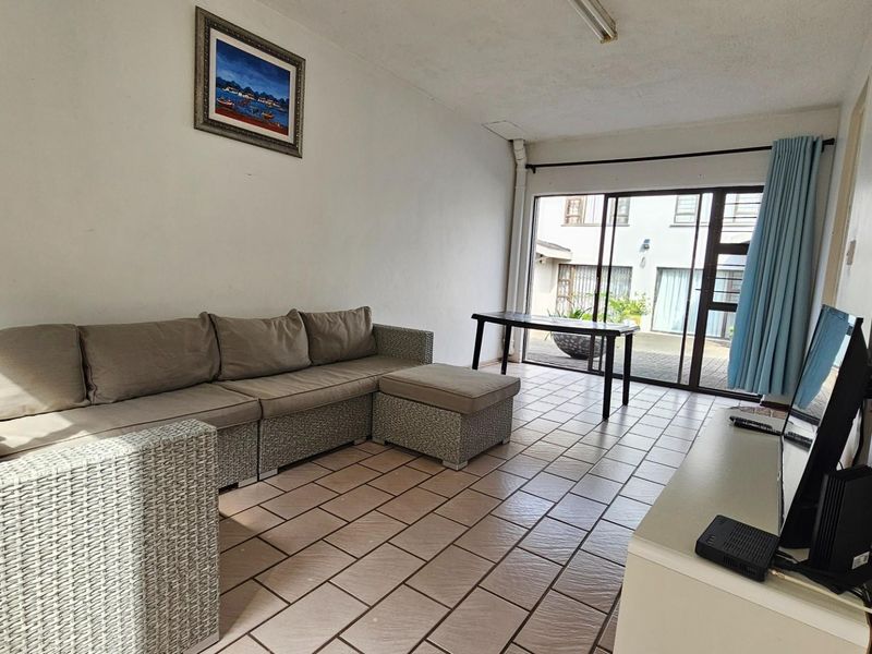 Three Bedroom Duplex in Uvongo  Walking distance to Beach and Restaurants - Photo 8