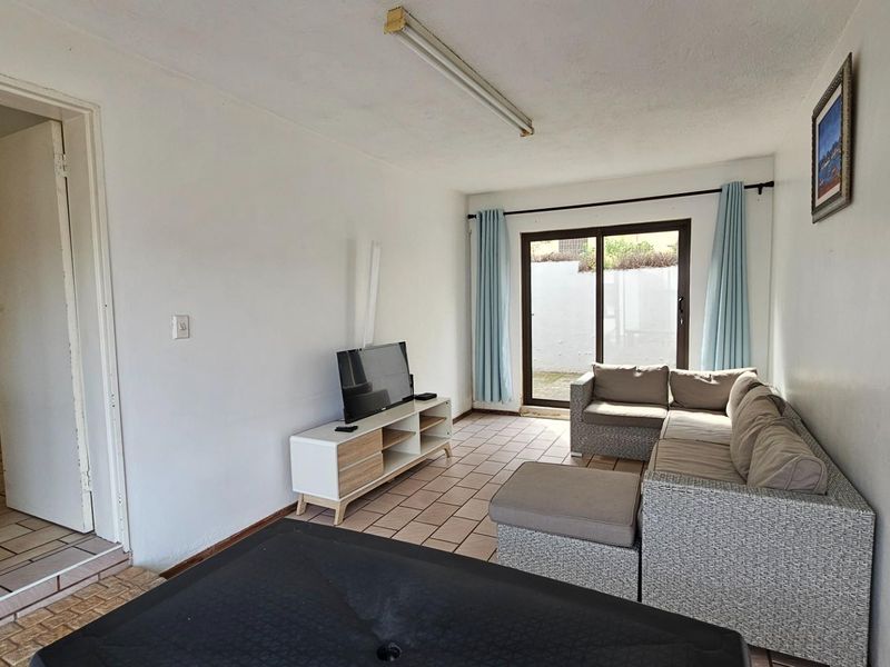 Three Bedroom Duplex in Uvongo  Walking distance to Beach and Restaurants - Photo 7