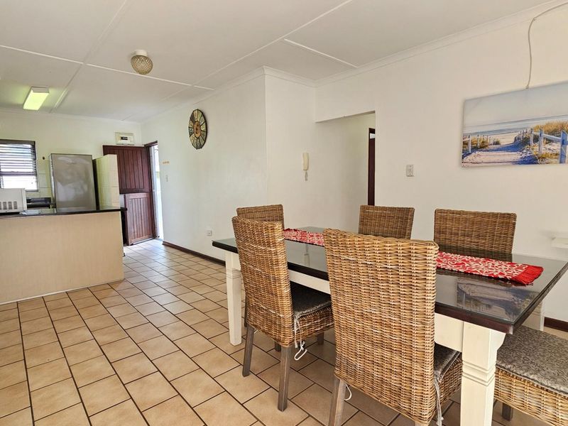 Three Bedroom Duplex in Uvongo  Walking distance to Beach and Restaurants - Photo 3