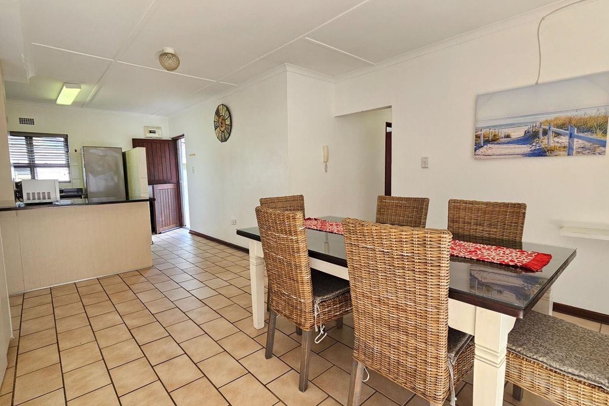 Three Bedroom Duplex in Uvongo  Walking distance to Beach and Restaurants - Photo 3