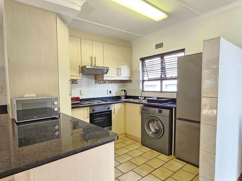 Three Bedroom Duplex in Uvongo  Walking distance to Beach and Restaurants - Photo 5