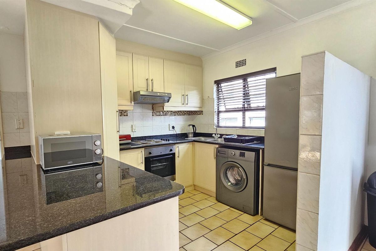 Three Bedroom Duplex in Uvongo  Walking distance to Beach and Restaurants - Photo 5