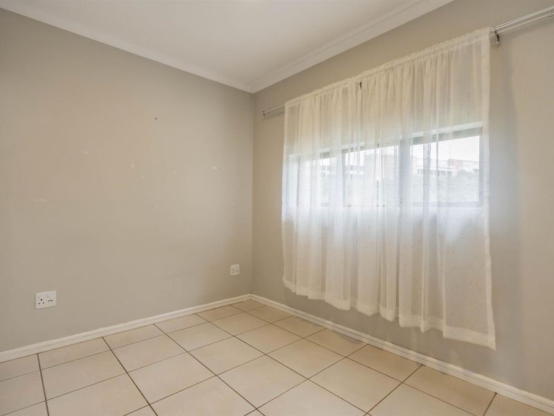 Modern and Elegant Living Apartment for Sale in Waterfall, KwaZulu Natal - Photo 9