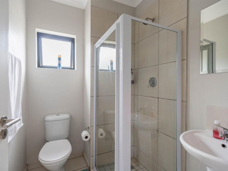 Modern and Elegant Living Apartment for Sale in Waterfall, KwaZulu Natal - Photo 10