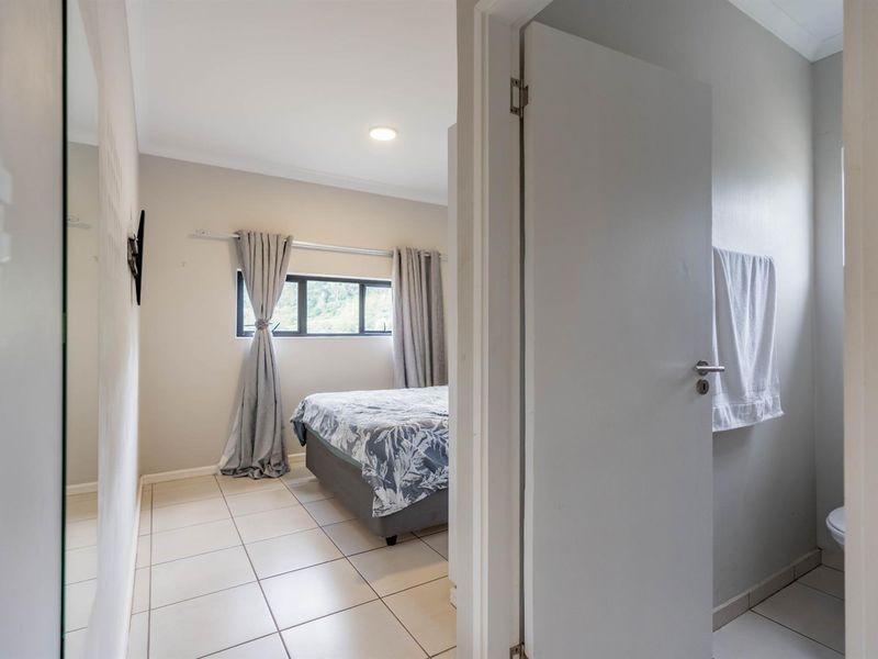 Modern and Elegant Living Apartment for Sale in Waterfall, KwaZulu Natal - Photo 7