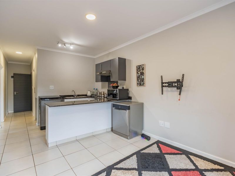 Modern and Elegant Living Apartment for Sale in Waterfall, KwaZulu Natal - Photo 2