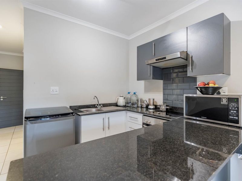 Modern and Elegant Living Apartment for Sale in Waterfall, KwaZulu Natal - Photo 4