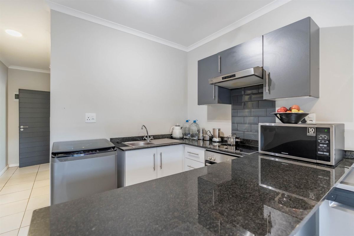 Modern and Elegant Living Apartment for Sale in Waterfall, KwaZulu Natal - Photo 4
