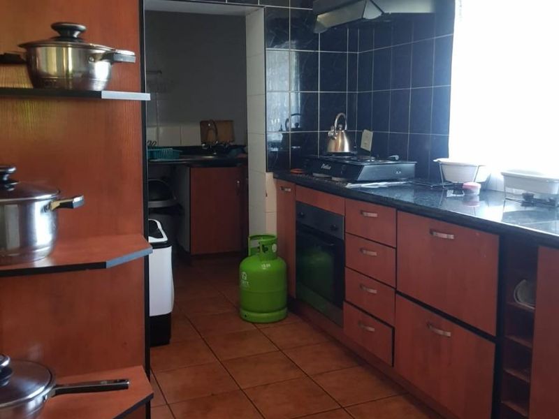 3Bedroom House For Sale in Orange Grove, Johannesburg - Photo 6
