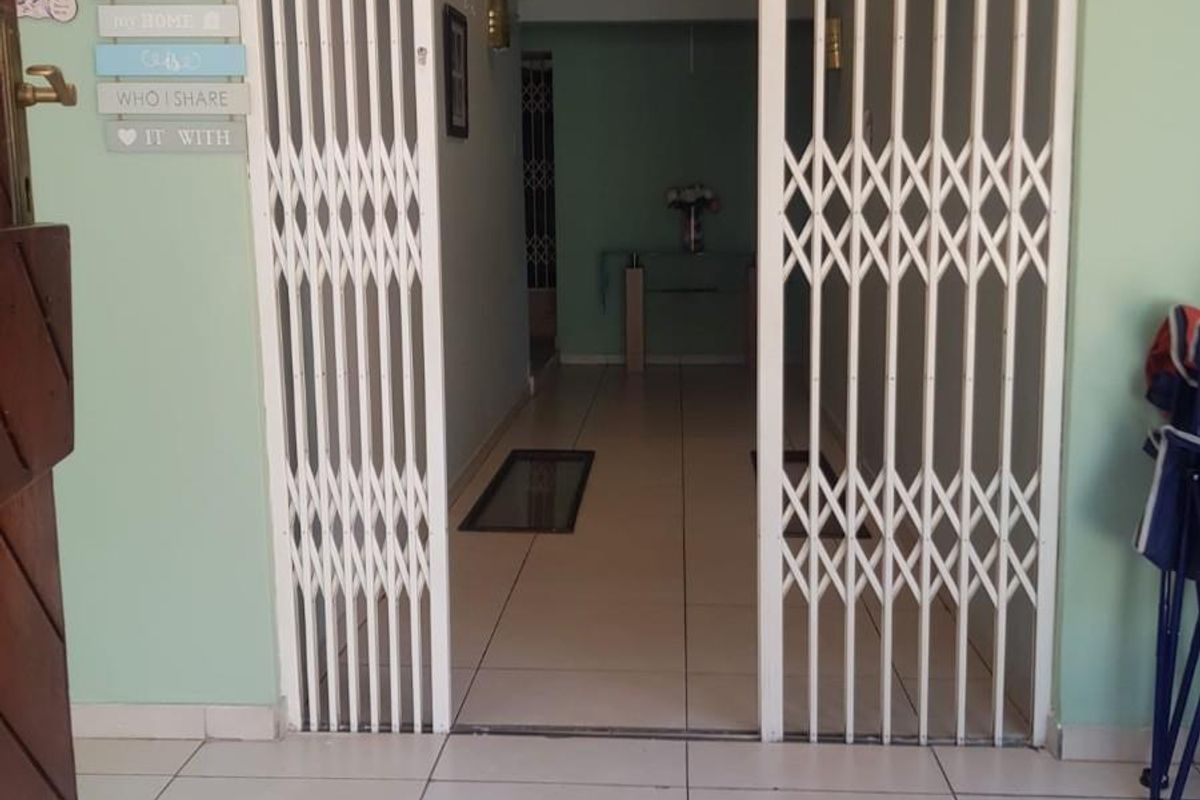 3Bedroom House For Sale in Orange Grove, Johannesburg - Photo 4