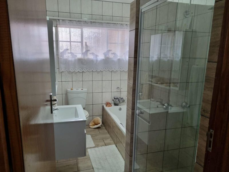 Exclusive, Private Living with an Extra-Large Garden - A Rare Find - Photo 9