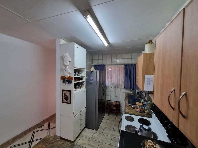 Exclusive, Private Living with an Extra-Large Garden - A Rare Find - Photo 3
