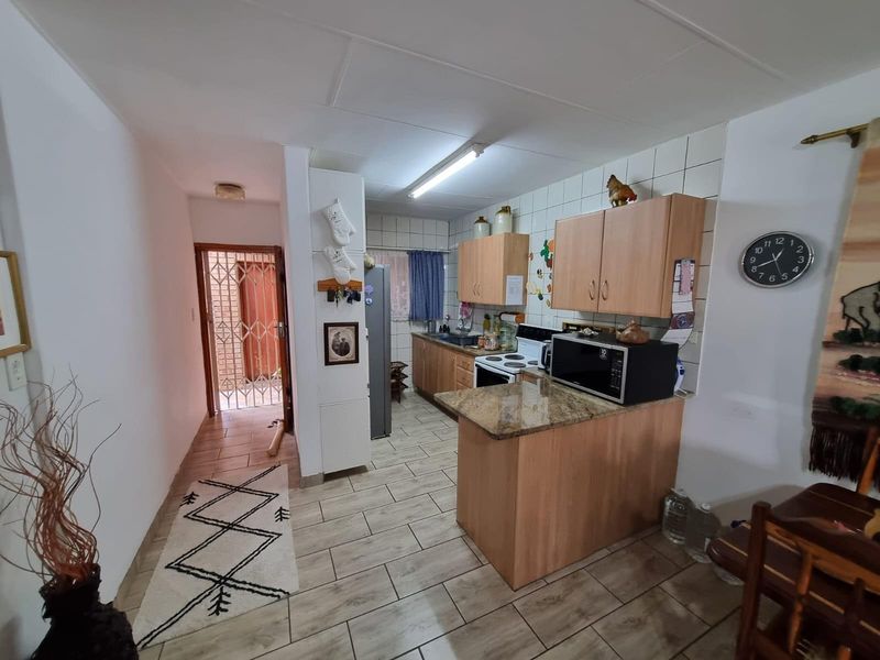 Exclusive, Private Living with an Extra-Large Garden - A Rare Find - Photo 2