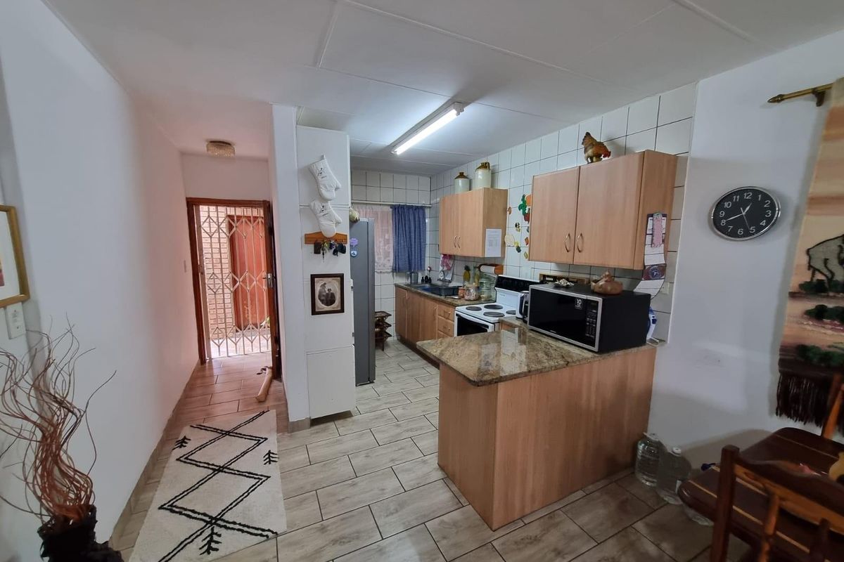 Exclusive, Private Living with an Extra-Large Garden - A Rare Find - Photo 2