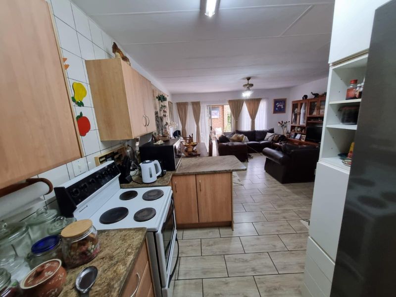 Exclusive, Private Living with an Extra-Large Garden - A Rare Find - Photo 5
