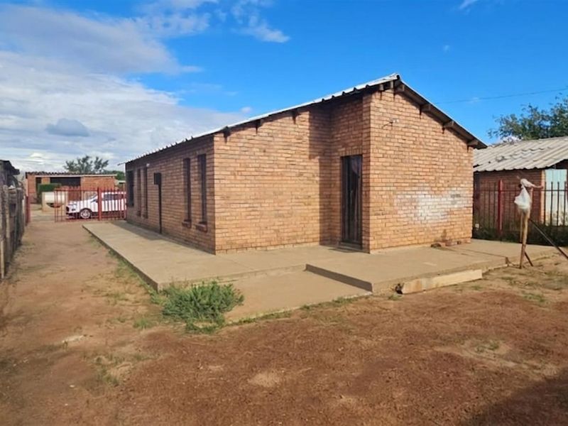 House For Sale in Roodepan, Kimberley - Photo 2