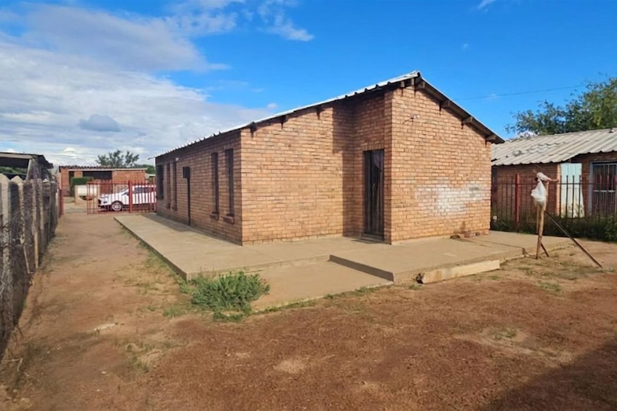 House For Sale in Roodepan, Kimberley - Photo 2