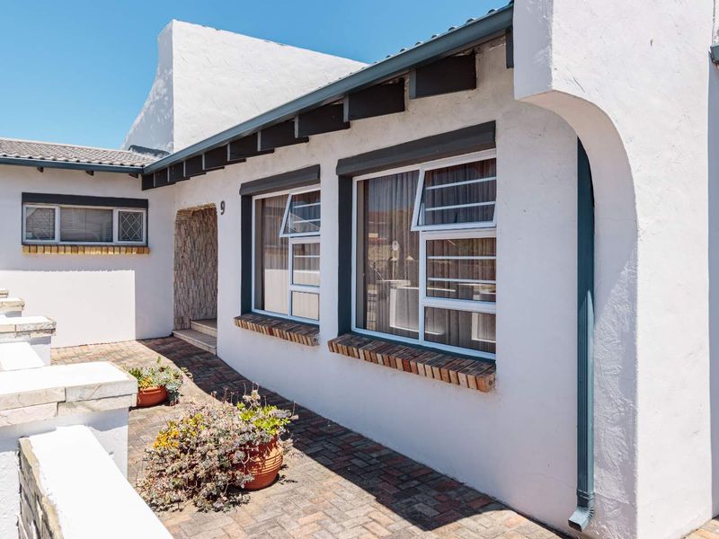 Modern Family Living with Investment Potential in the Heart of Malabar - Photo 7