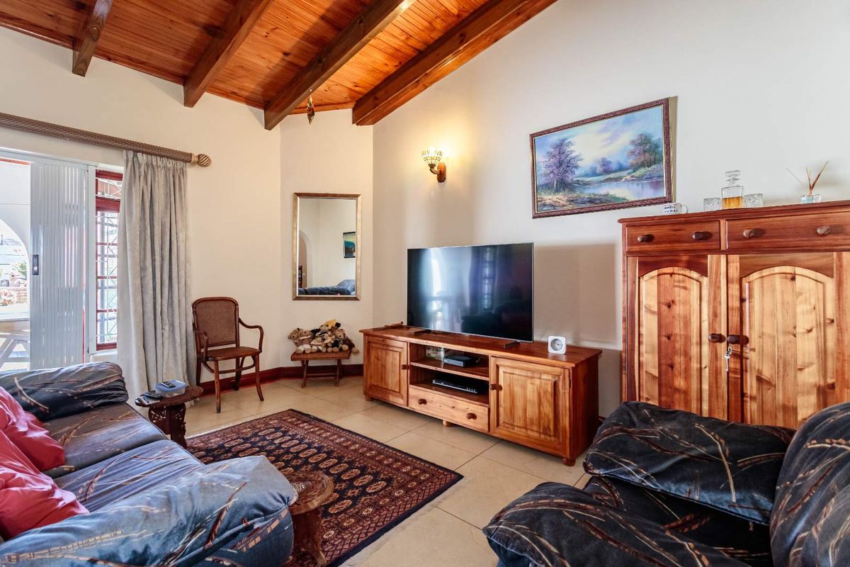 Modern Family Living with Investment Potential in the Heart of Malabar - Photo 3