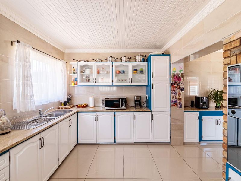 Modern Family Living with Investment Potential in the Heart of Malabar - Photo 5