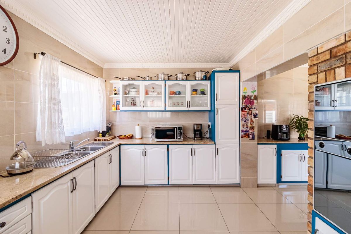 Modern Family Living with Investment Potential in the Heart of Malabar - Photo 5