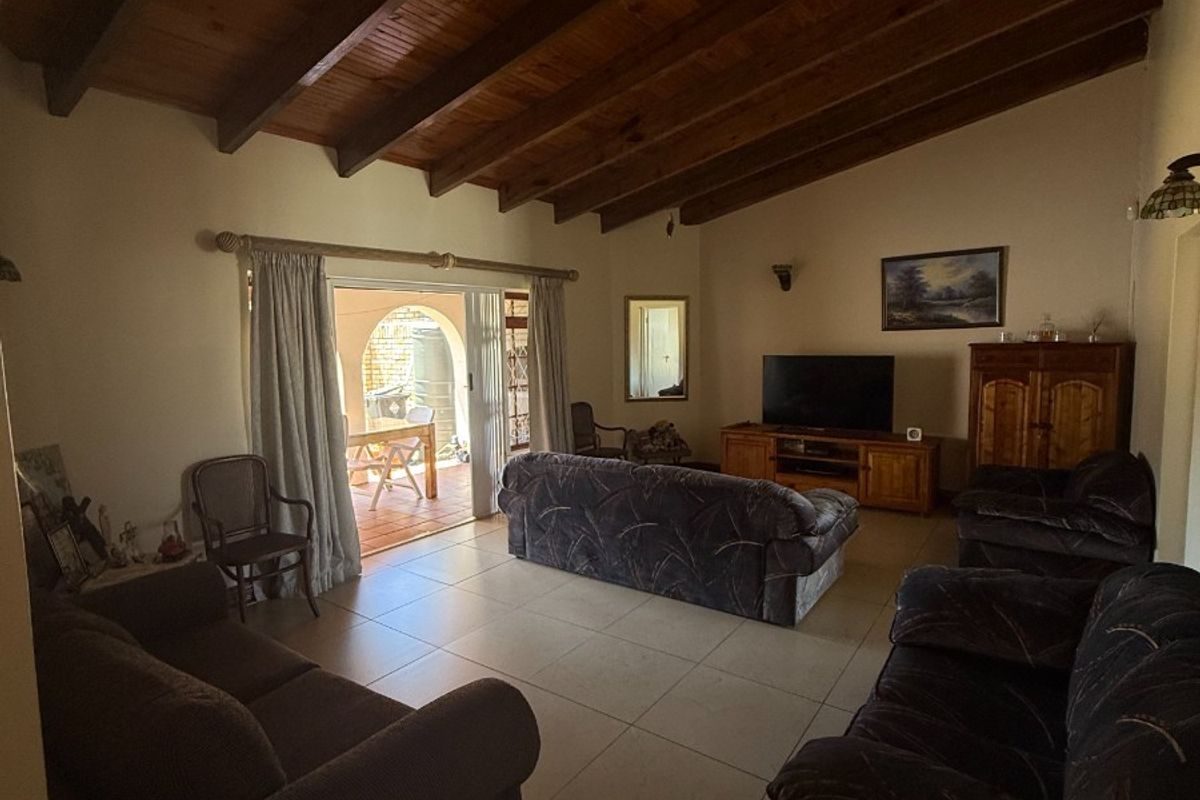 Modern Family Living with Investment Potential in the Heart of Malabar - Photo 5