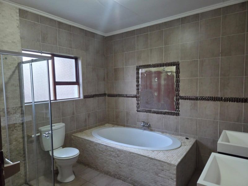 House On Auction in Helderwyk, Brakpan - Photo 10