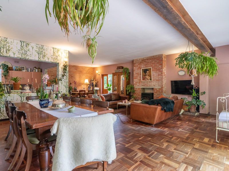 Four Bedroom Family Home in Hurlingham with Five Income Generating Guest Suites - Photo 4