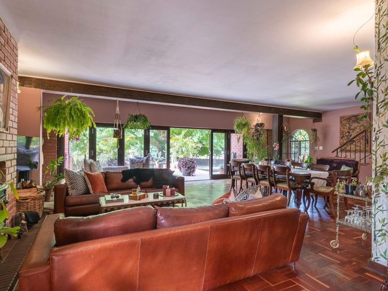 Four Bedroom Family Home in Hurlingham with Five Income Generating Guest Suites - Photo 5