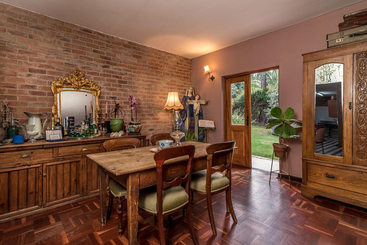 Four Bedroom Family Home in Hurlingham with Five Income Generating Guest Suites - Photo 3