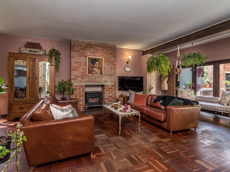 Four Bedroom Family Home in Hurlingham with Five Income Generating Guest Suites - Photo 6