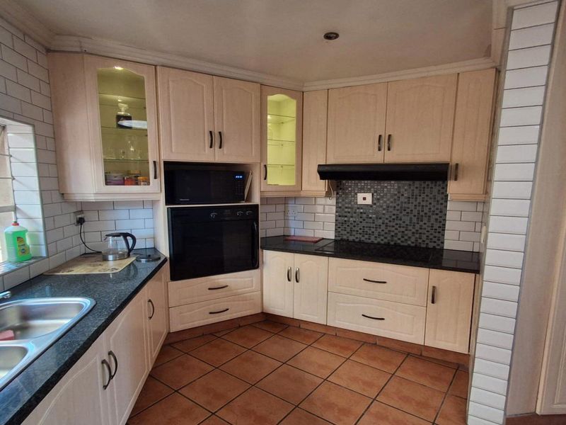 Comfortable Family Living in the Heart of Sunward Park - 3 Bedroom House - Photo 9